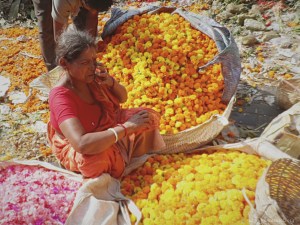 Flower Market in Kolkata, near Hawrah Bridge connecting to to Hawrah Train station . 