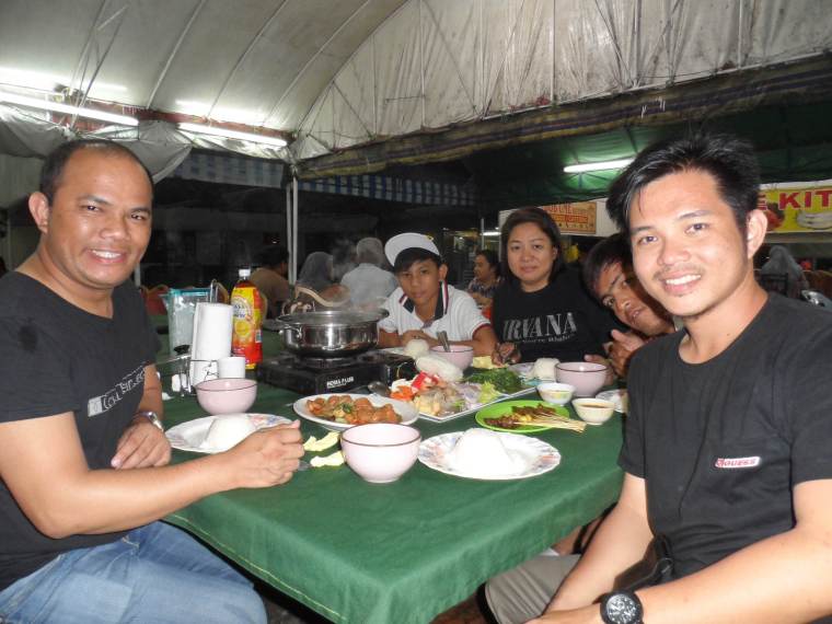 couchsurfing Family . My Host Rohger and Maam Leona.